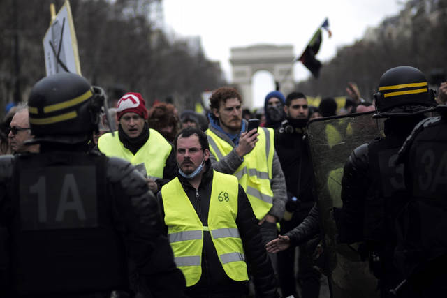 French yellow vest anti-govt protests turn violent in Paris - The ...